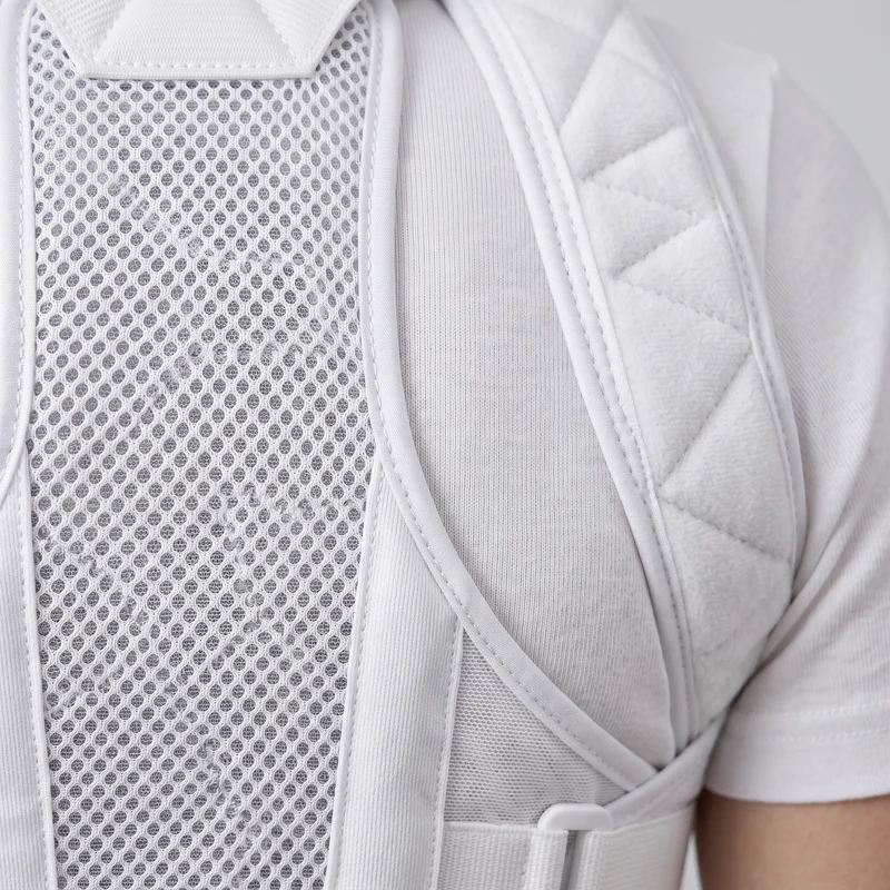 Correcteur de posture blanc respirant — discret sous les vêtements
