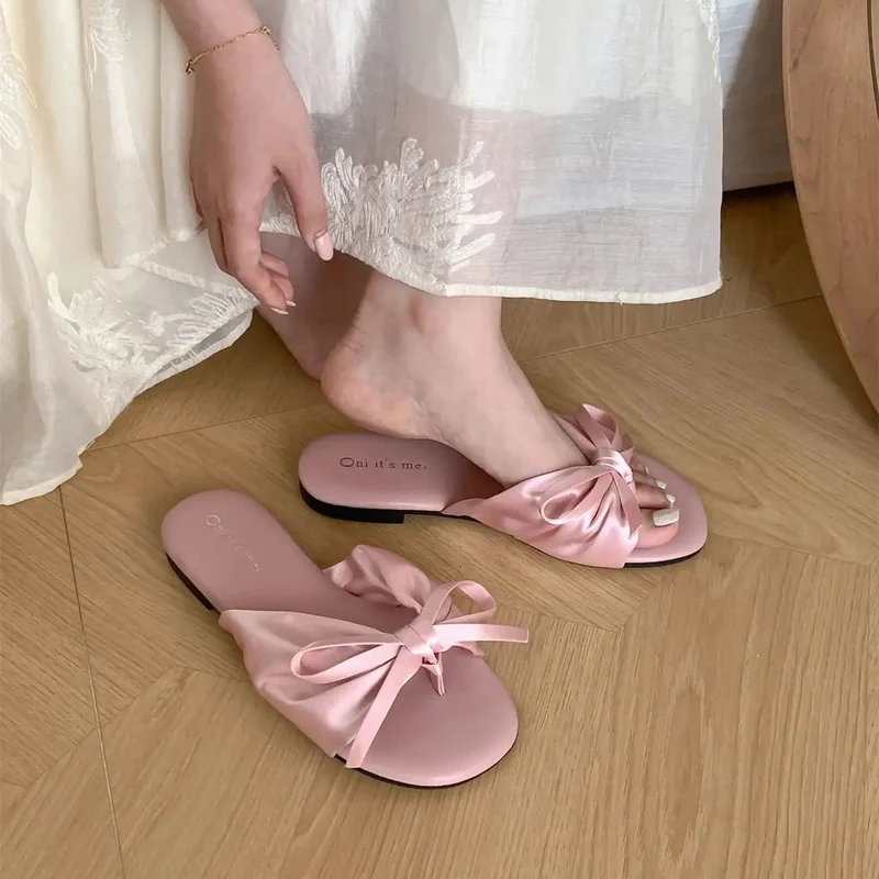Chaussons tongs en satin pour femme