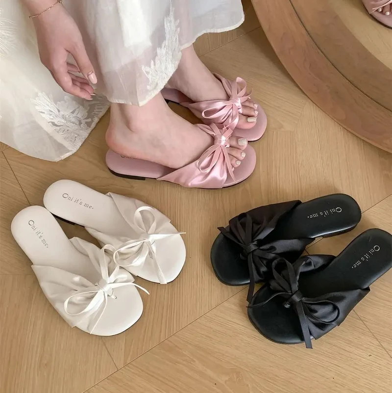 Chaussons tongs en satin pour femme