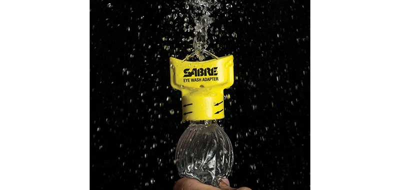 Dispositif de rinçage oculaire d'urgence Sabre Red adaptable sur bouteille d'eau